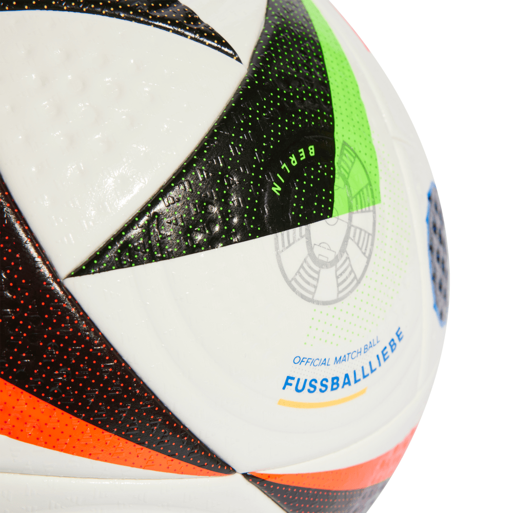 Balón de fútbol oficial de Adidas para la Eurocopa 2024