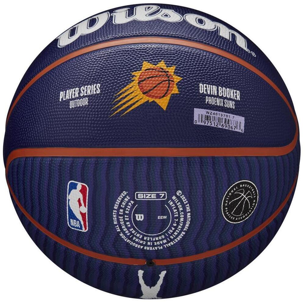 Devin Booker, jugador de la NBA y Wilson, baloncesto