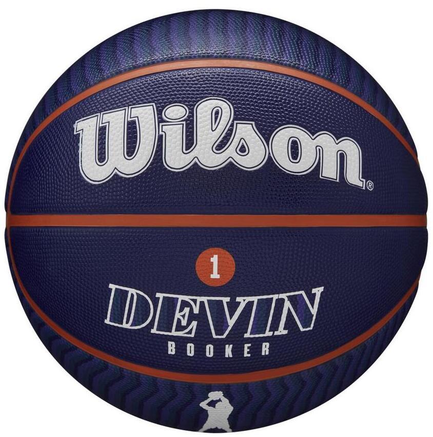 Devin Booker, jugador de la NBA y Wilson, baloncesto