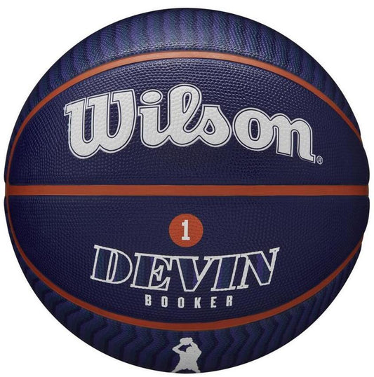 Devin Booker, jugador de la NBA y Wilson, baloncesto