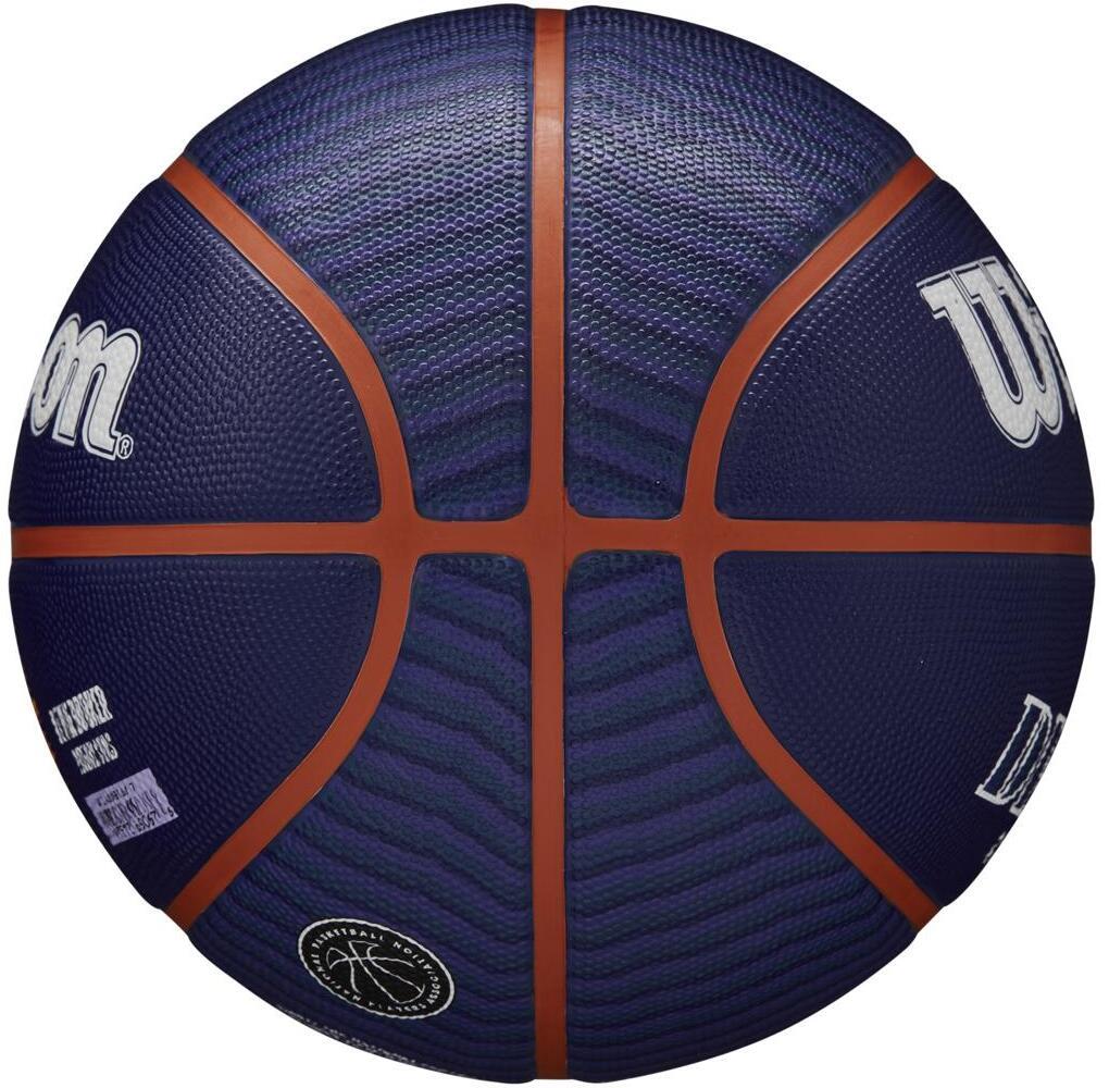 Devin Booker, jugador de la NBA y Wilson, baloncesto