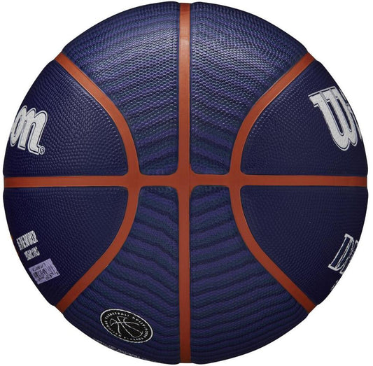 Devin Booker, jugador de la NBA y Wilson, baloncesto