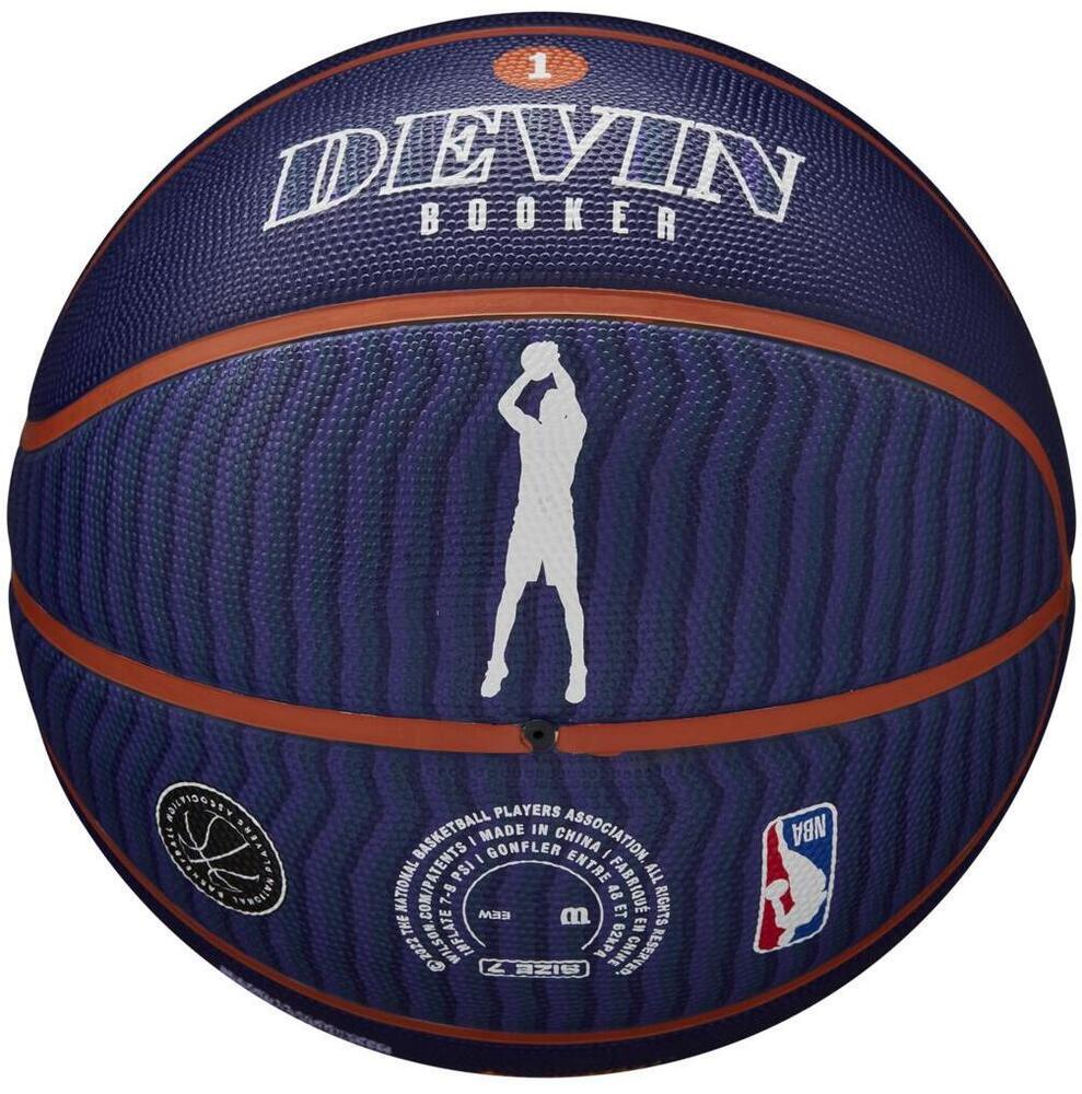 Devin Booker, jugador de la NBA y Wilson, baloncesto